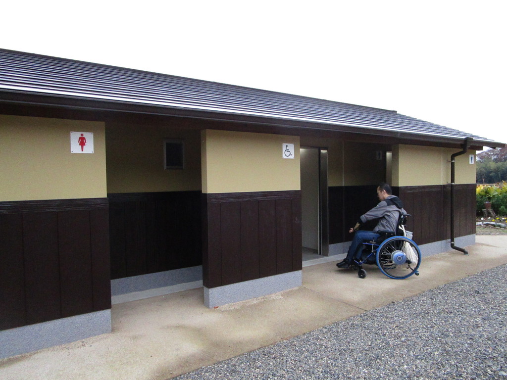 運動場にある公衆トイレの写真