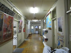 旧関ケ原北小学校の写真。廊下は小学校の面影を残しています