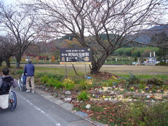 旧関ヶ原北小学校周りの道路の写真。運動場の南側の道路は笹尾山「石田三成陣跡」の方に繋がっています