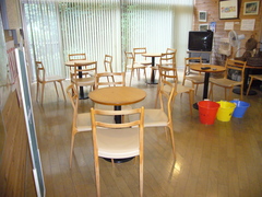談話室の写真。椅子とテーブルが置かれています