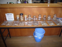 薬草風呂の写真。薬草風呂で使う薬草が受付前に展示されています
