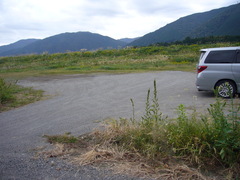 駐車場の写真。駐車場は河川敷にあり舗装されていません。