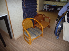 座椅子の写真。座敷では膝が悪い人のために座椅子も常備しています