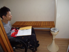 喫煙室の写真。喫煙室も車いすOKです