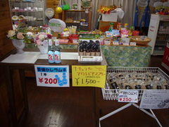 売店の写真。食材やお土産の他、お菓子、飲料水、ソフトクリームなど色々なものを売っています