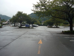 谷汲山大駐車場の写真。揖斐川町観光プラザの裏側には、参道入口付近から続く700台収容の大駐車場があります