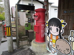 プラザ前の写真。レトロな円筒状の丸型ポストが設置され、横に顔出しパネルが置かれています