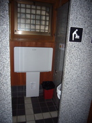 車イスマークのトイレの写真。おむつ交換台やベビーチェアがあります
