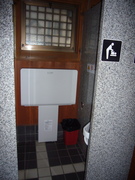 車イスマークのトイレの写真。おむつ交換台やベビーチェアがあります