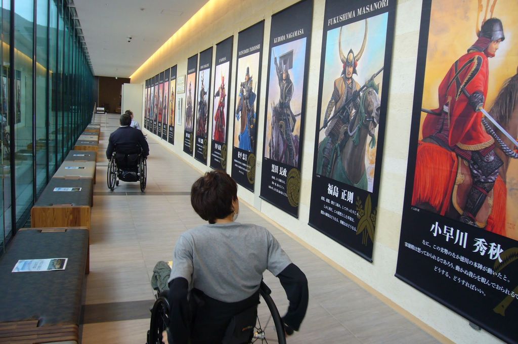 回廊に並ぶ戦国武将のイラストの写真