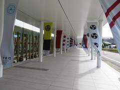 関ケ原の戦いの戦国武将の家紋旗の写真。建物の西側回廊にも沢山並んでいます