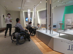 戦国体験コーナー（2階）の写真。展示物との間の通路も広く、車いすも安全に移動できます