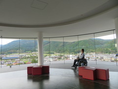 360度全面ガラス張りの展望台（5階）の写真。笹尾山や松尾山など、東軍、西軍の各武将の陣地が見渡せます
