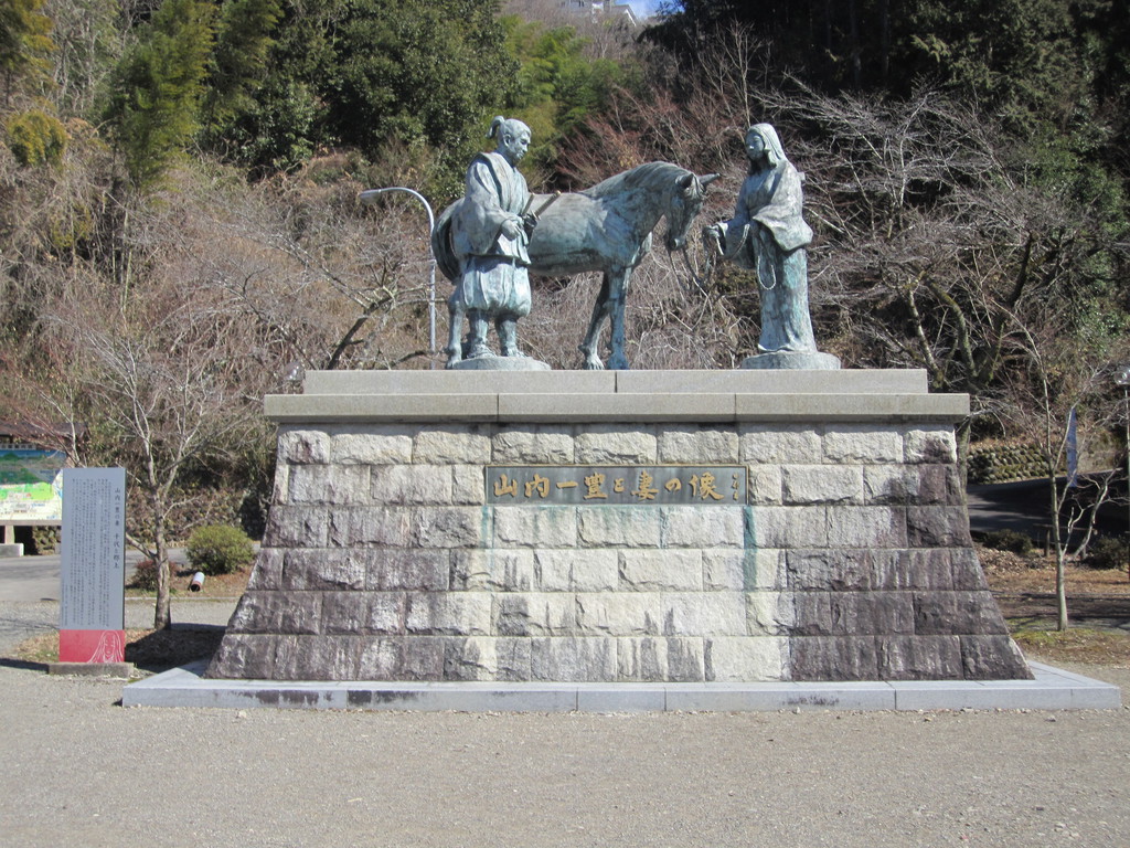 山内一豊と妻の銅像の写真