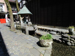やなか水のこみちの写真。脇を流れる水路があり風情ある小道です。
