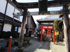 野中稲荷神社の写真。「やなか水のこみち」そばの小さな神社です。