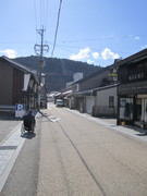 通行しやすい道路の写真。古い町並みは舗装され車いすでも楽に通れます。