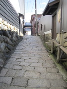 路地の石畳の写真。傾斜のある石畳の道も風情があります。