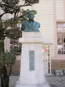 仲上忠平像の写真。八幡町長として町発展に寄与した人物。