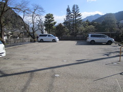 記念館裏駐車場の全体の写真。記念館は正面駐車場にも駐車場（有料）があります。
