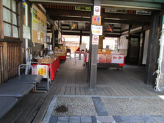 道路からターミナルへ通り抜けの写真。トイレも売店もこの通路に面しています