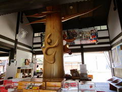 お土産コーナーの写真。八幡と周辺のお土産が揃っています