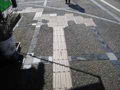 バスターミナル入口は車が多いの写真。バスが入ってくるので、安全のため入口では必ず一旦停止て確認しましょう。