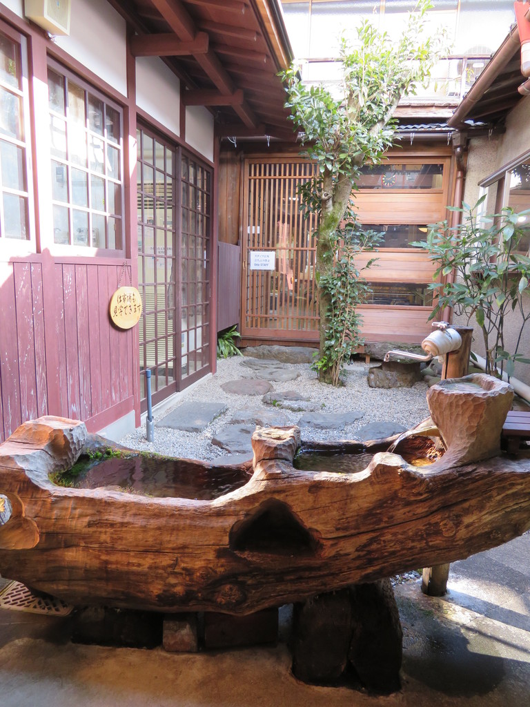 奥行きのある町家を改装した店舗の通路を進んで行くと中庭と土蔵がありますの写真