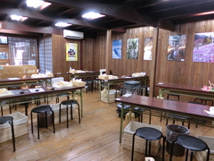 サンプル作り体験コーナーの写真。スイーツタルトのサンプル作りを体験できます。可動式の机・椅子で車いすでも利用しやすくなっています