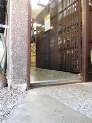 お店から中庭への写真。お店の通路を進んでいくと中庭に出る引き戸があり、３ｃｍほどの段差があります