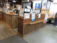 体験受付の写真。店舗入ってすぐのレジ横にサンプル作り体験の受付があります