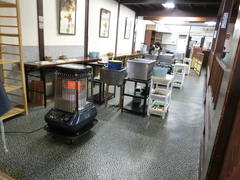 サンプル作り体験コーナーの写真。店舗入って左手は天ぷらやレタスサンプル作りコーナーです。車いすでも入れます