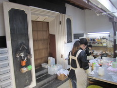 サンプル制作の様子の写真。土蔵を改装した部屋でサンプル制作が行われいて、見学出来ます。