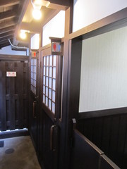 トイレの写真。中庭にトイレがあります