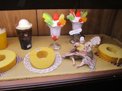 店内の陳列棚の写真。食品サンプルの商品、人形もまぎれ込んでいます