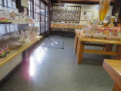 販売コーナーの通路の写真。店舗入ってすぐの商品が置かれているあたりの通路も車いすでも問題ありません