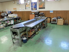 サンプル作りコーナーの写真。作業台の周りや通路も広くとられています