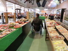 サンプル販売コーナーの写真。陳列台も低く通路も広いので車いすでも快適です