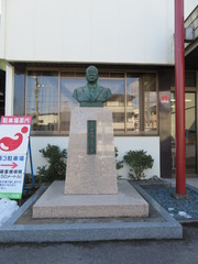 創業者の岩崎瀧三の銅像の写真。食品サンプルの生みの親の岩崎氏の胸像が社屋の前にあります