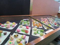 和菓子のサンプルの写真。美味しそうな色と艶で本物と見分けがつきません