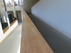 和歌文学館内のスロープの写真。２階へは緩やかで長いスロープで上がるようになっています