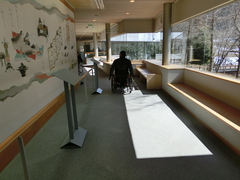 和歌文学館内の通路の写真。２階通路は窓が大きく庭園の景色も望めるようになっています