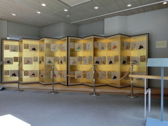 和歌の屏風の写真。和歌文学館内に展示されています