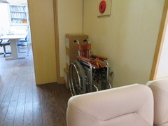 貸し出し車いすの写真。総合受付がある東氏記念館の貸し出し車いす。和歌文学館にも車いすがあります