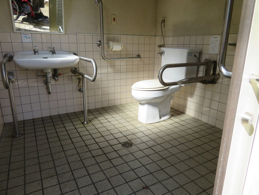 車いすトイレの内部写真