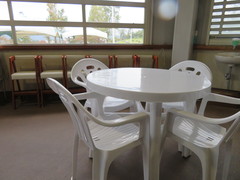 味広場の写真。バーベキューのテーブルは椅子が固定ですが、可動式のテーブルや子ども用の椅子もあります