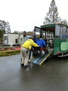 ロードトレインの写真。スロープを設置して車いすも乗車できます