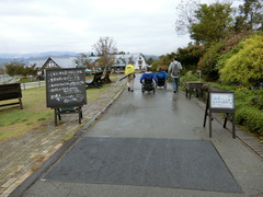 牧舎入口の写真。園内の通路は舗装され車いすも安全です