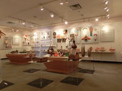 ２階展示室の写真。和紙を使用した作品が展示されています
