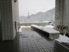 駐車場からのスロープの写真。途中で曲がっています。（調査時は雪が降っていましいたがしっかり除雪されて安心でした）